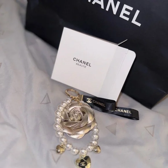 CHANEL beauty Gold Rose and Pearl Keychain/bagcharm - Picture 2 of 6
